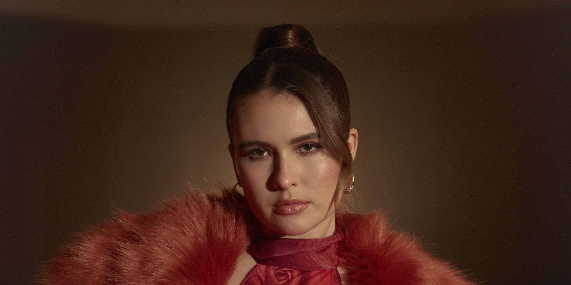 Mimi Webb odwraca role w nowym singlu