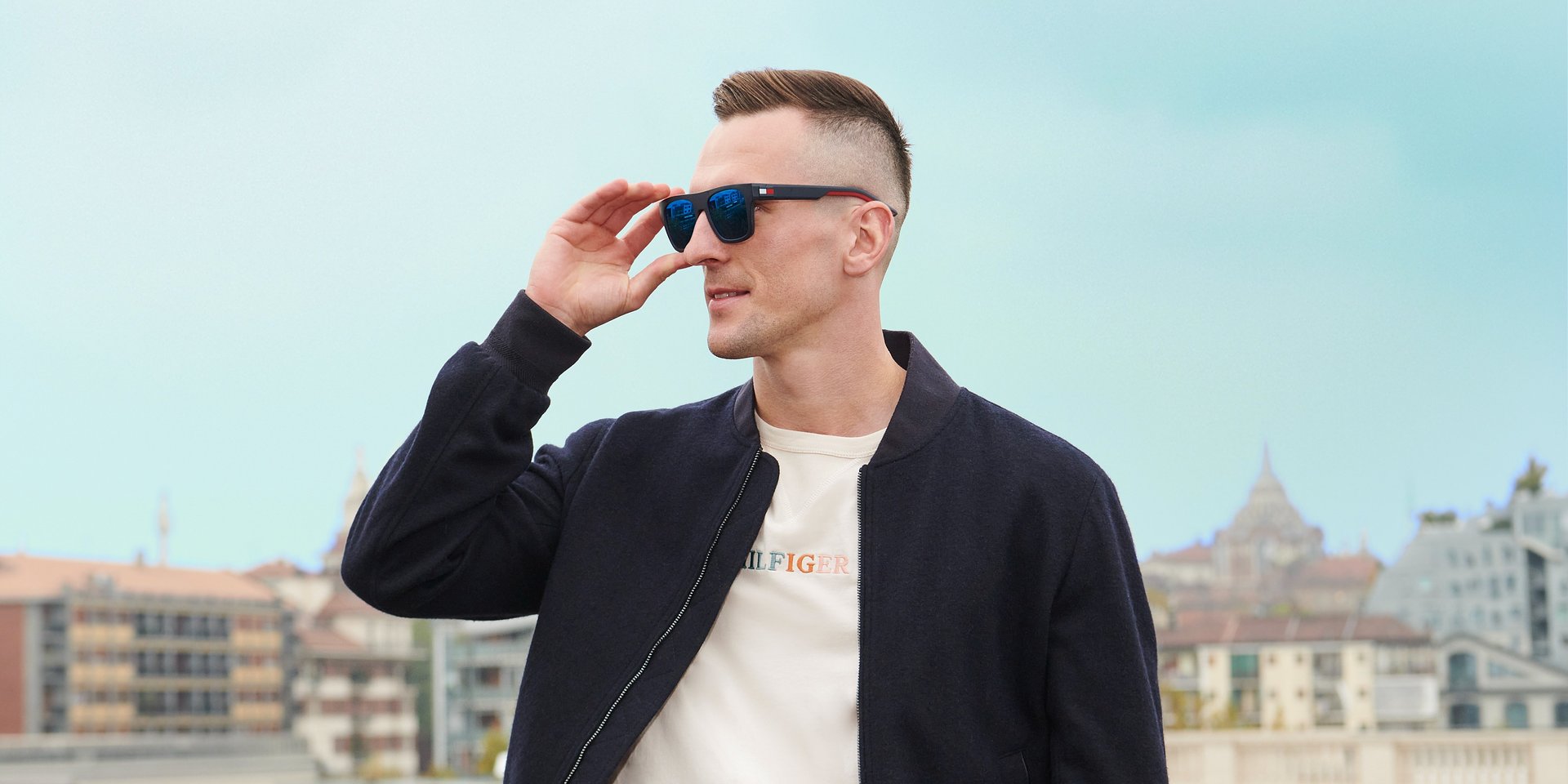 MODA PRZEZ PRYZMAT SPORTU. ARKADIUSZ MILIK TWARZĄ OKULARÓW TOMMY HILFIGER