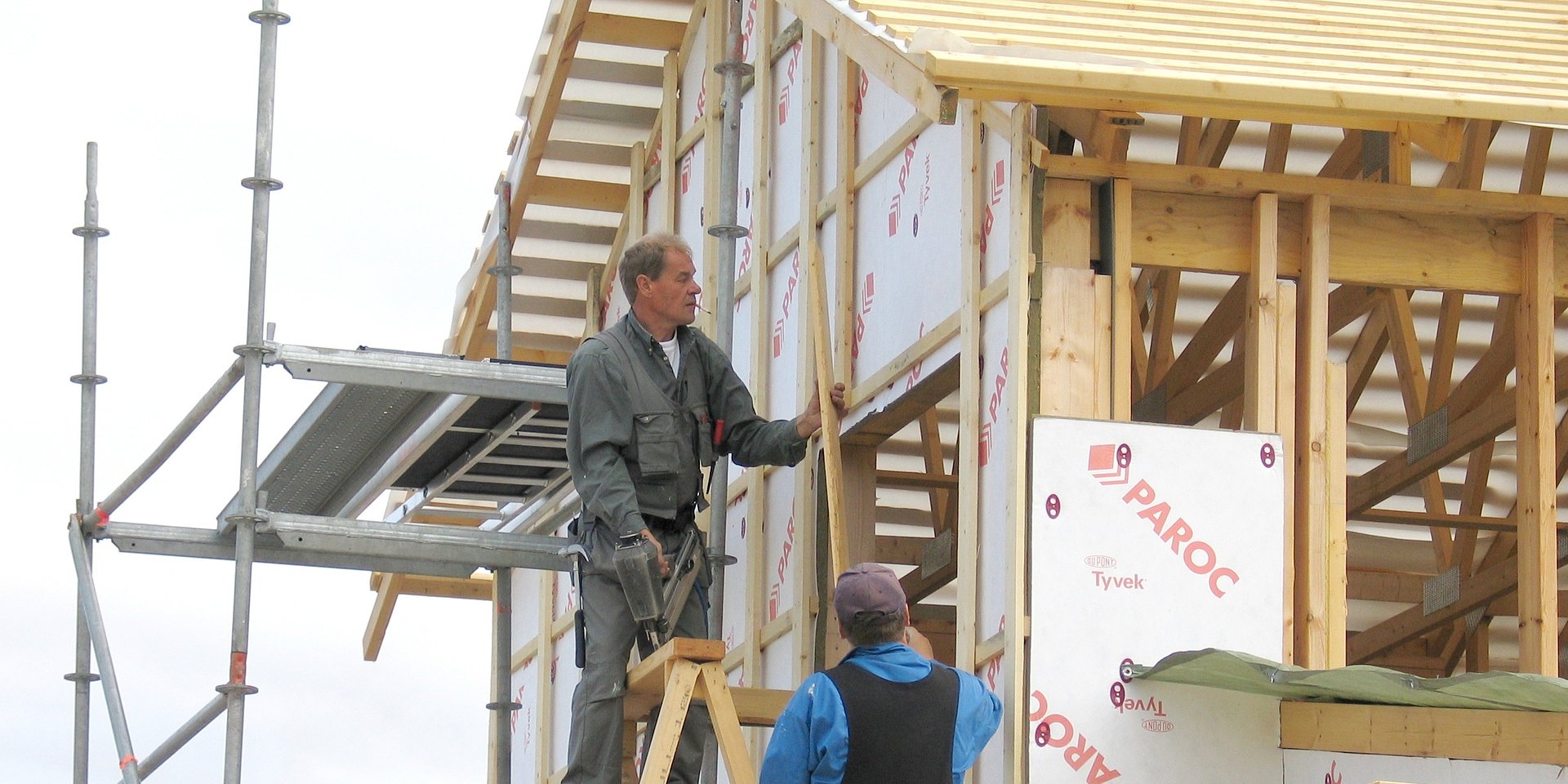 Ocieplenie fasady wentylowanej szkieletowej. Jak zapobiec typowym problemom?
