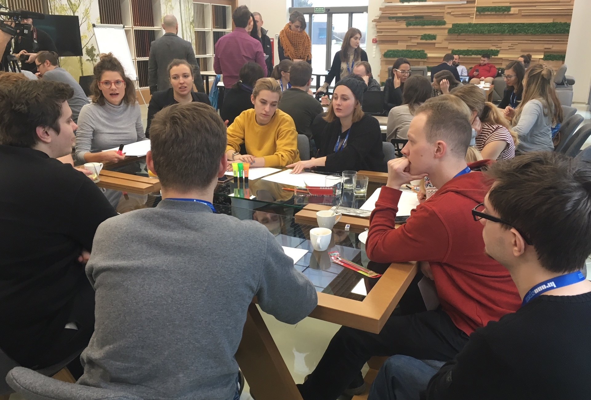 Studenci uczyli się robić meble w Kronospan Design Factory