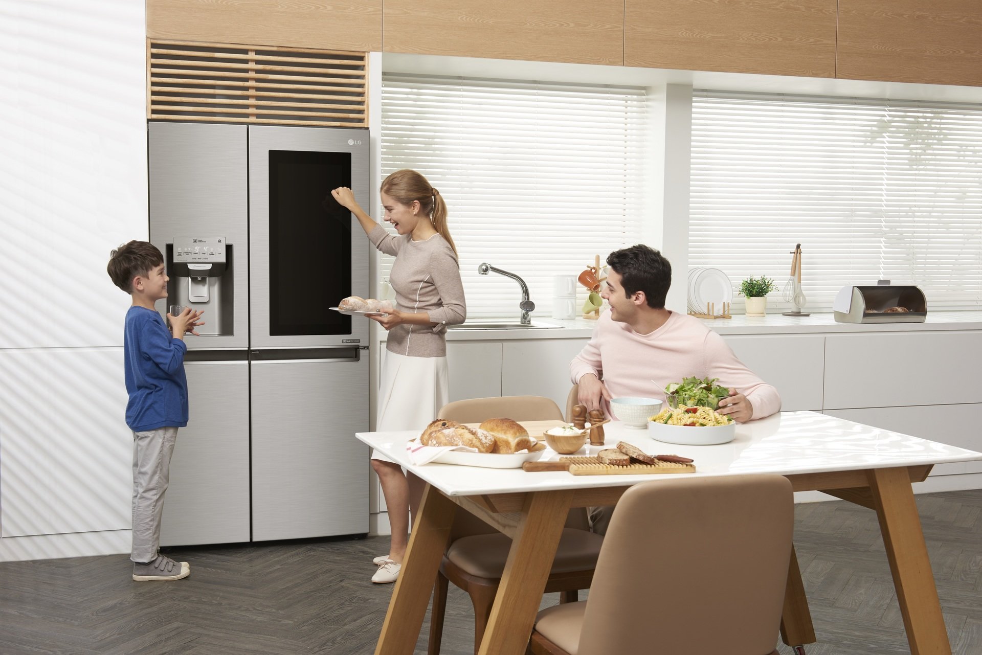 Innofest Europe 2018: LG prezentuje nowy, wielodrzwiowy model lodówki LG InstaView