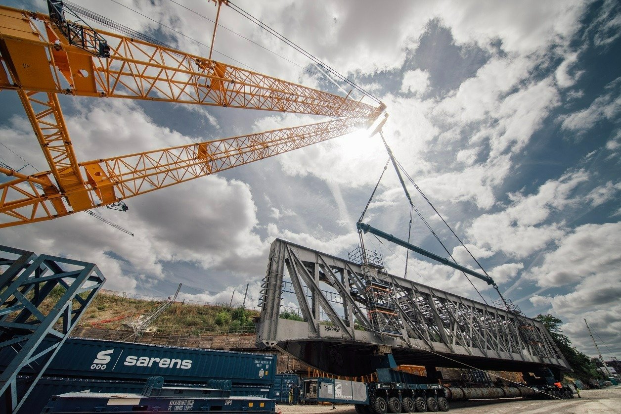 Sarens lifts up to 1300 tons in the modernization of France's national rail network using an electric crane