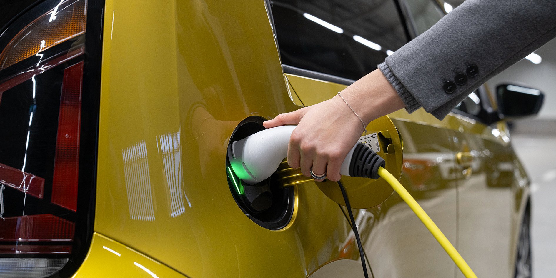 Elektryzujący trend na moto-rynku: dane wskazują na wzrost zainteresowania młodymi hybrydami i elektrykami!