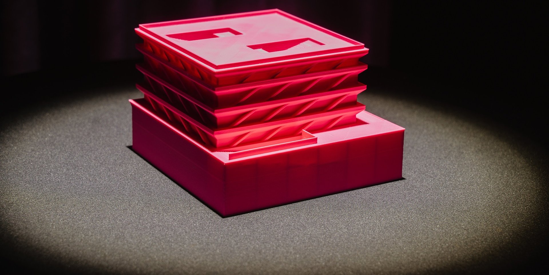 ERBUD w innowacyjny sposób promuje noszenie okularów ochronnych na budowie