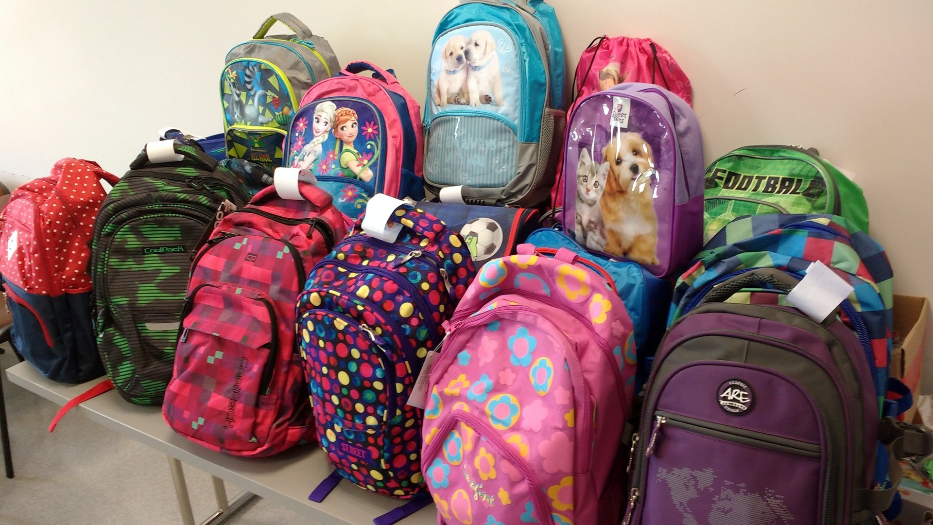 Tornistry i przybory szkolne pilnie potrzebne. Fundacja „Pomóż Im” organizuje już po raz czwarty akcję „Wyprawkę od serca”. 