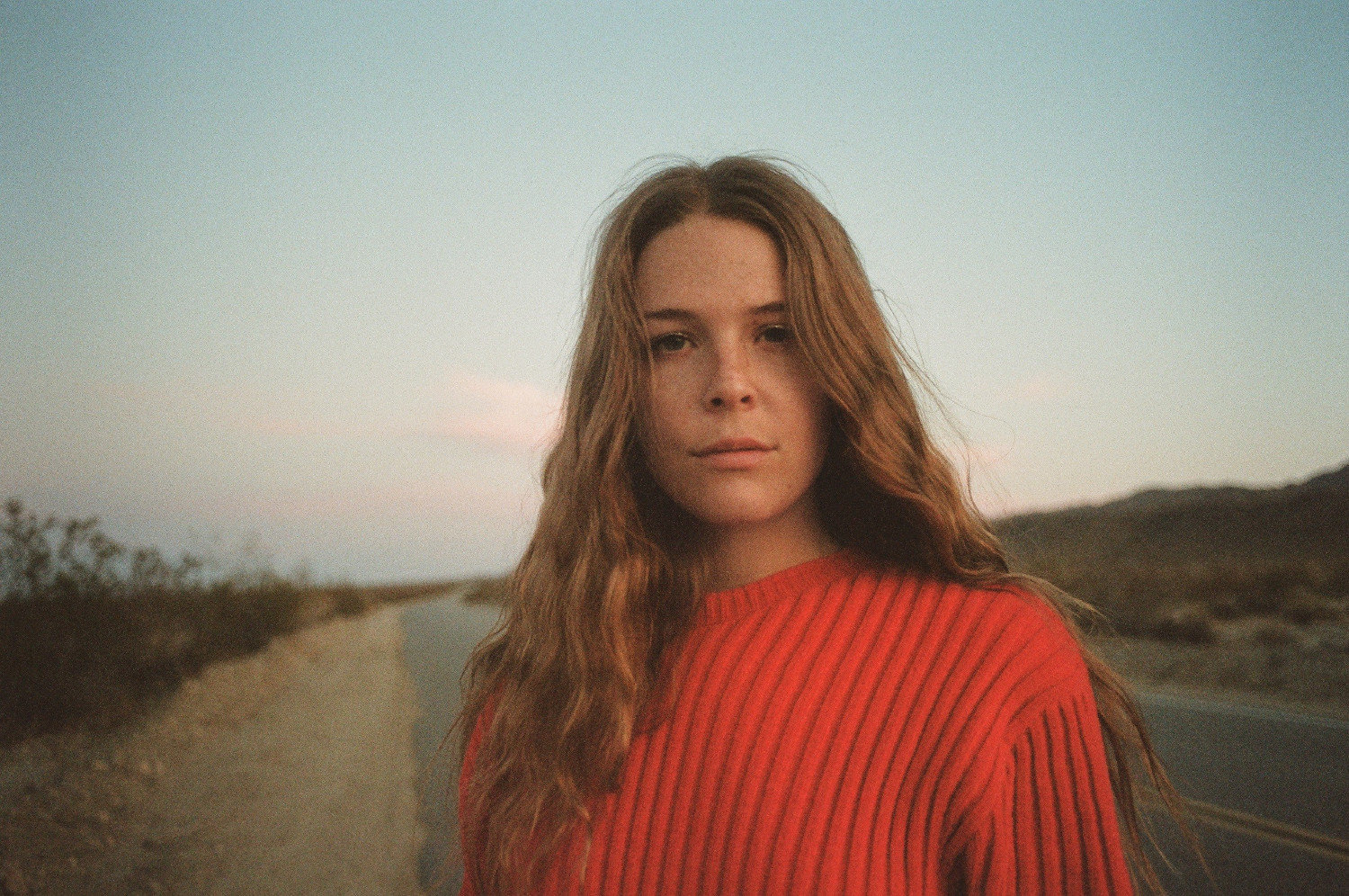 Maggie Rogers bawi się z gwiazdą „Riverdale” w najnowszym klipie