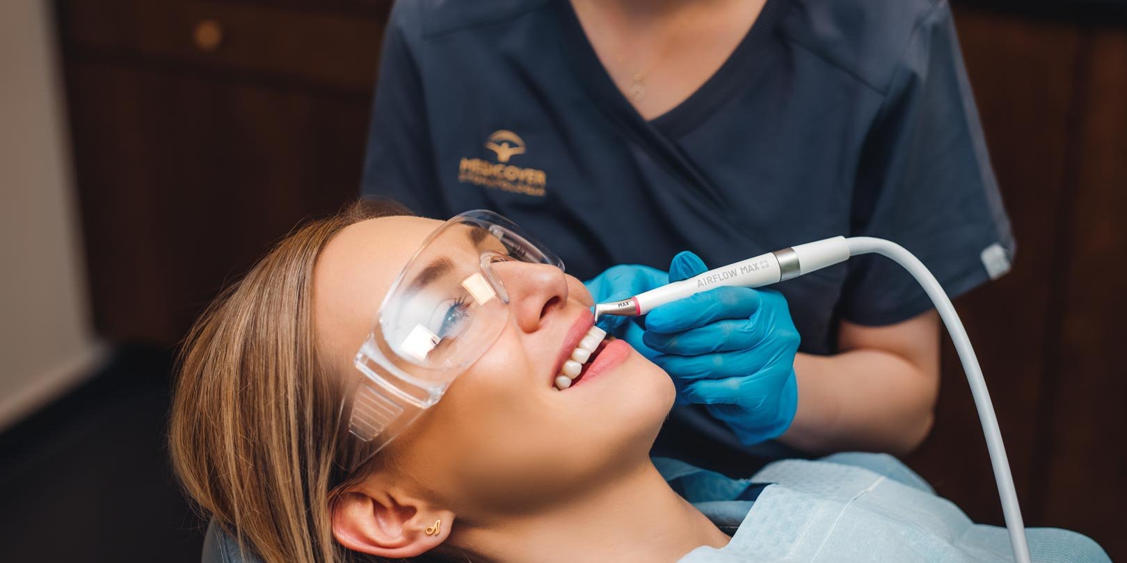 Ten zabieg może zmniejszyć ryzyko Alzheimera, nowotworów i zawału. Wykonasz go u… dentysty