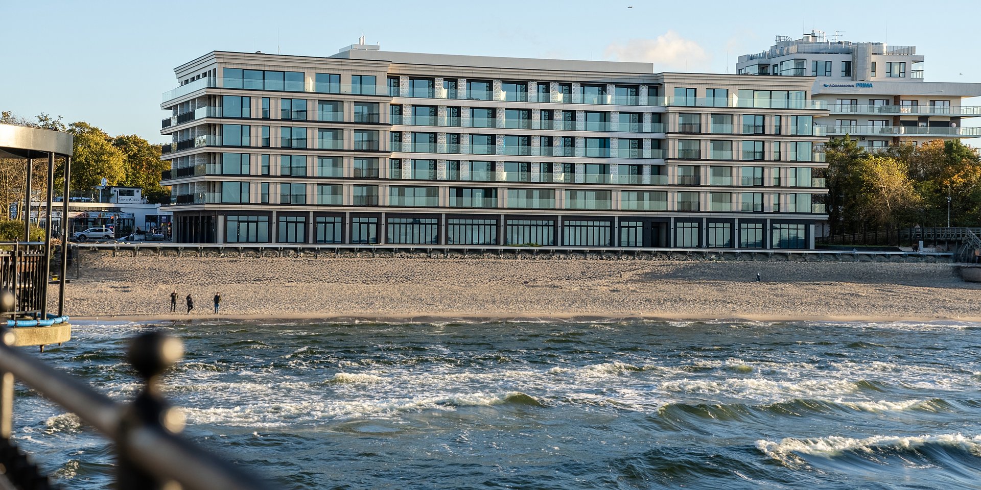 Luksusowy apartamentowiec przy pierwszej linii brzegowej w Międzyzdrojach z elewacją od Cosentino