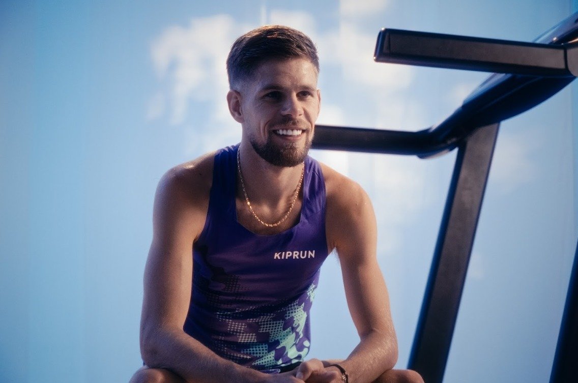 Elitarny biegacz Jimmy Gressier ambasadorem marki Kiprun