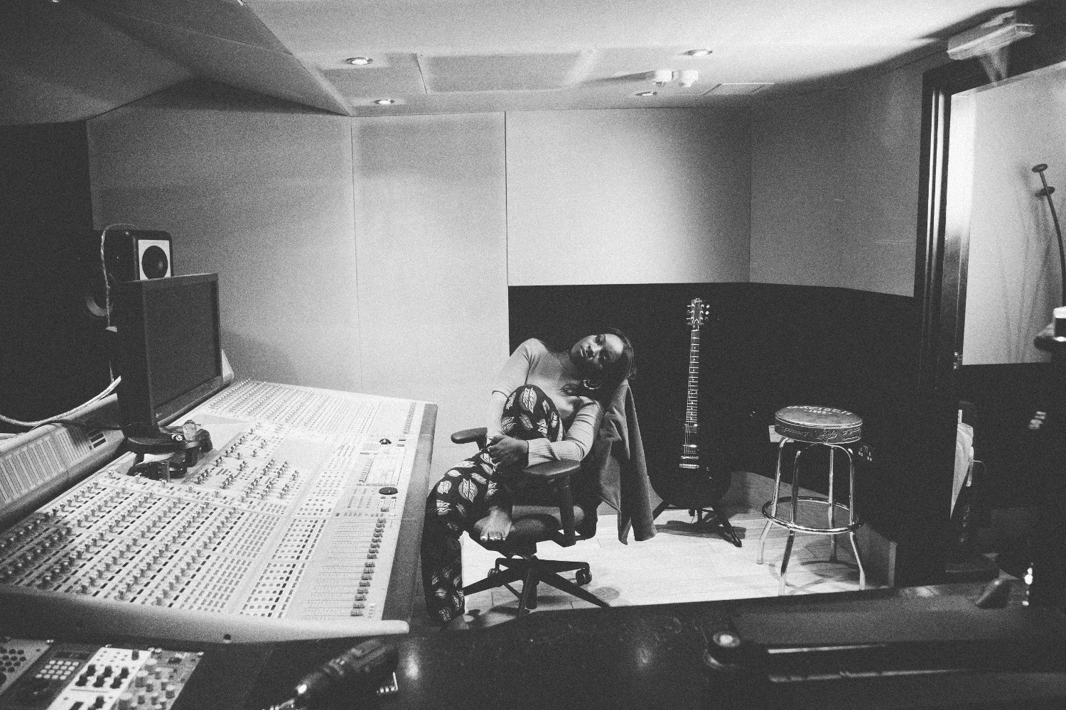 RAY BLK ze współczesną odpowiedzią na „Mambo No. 5” Lou Begi. Zobacz klip do „Empress”