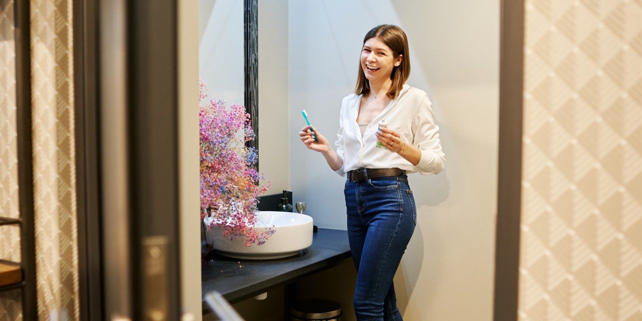 Sonda: coraz częściej myjemy zęby w... pracy!