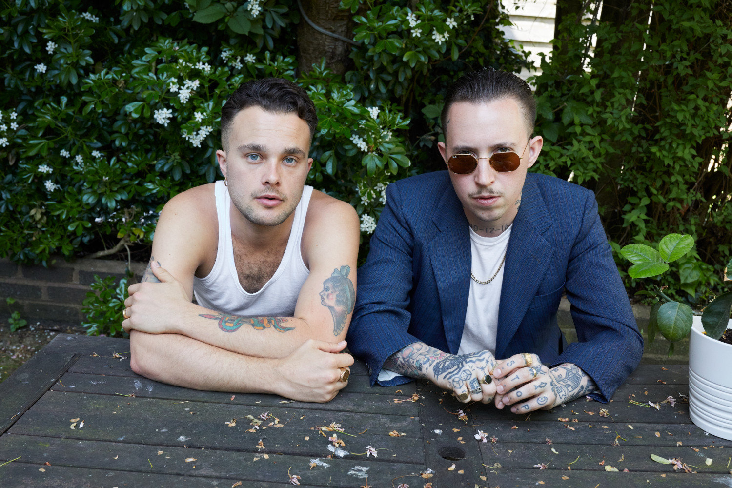 Slaves zamieniają się w ekipę remontową w nowym teledysku