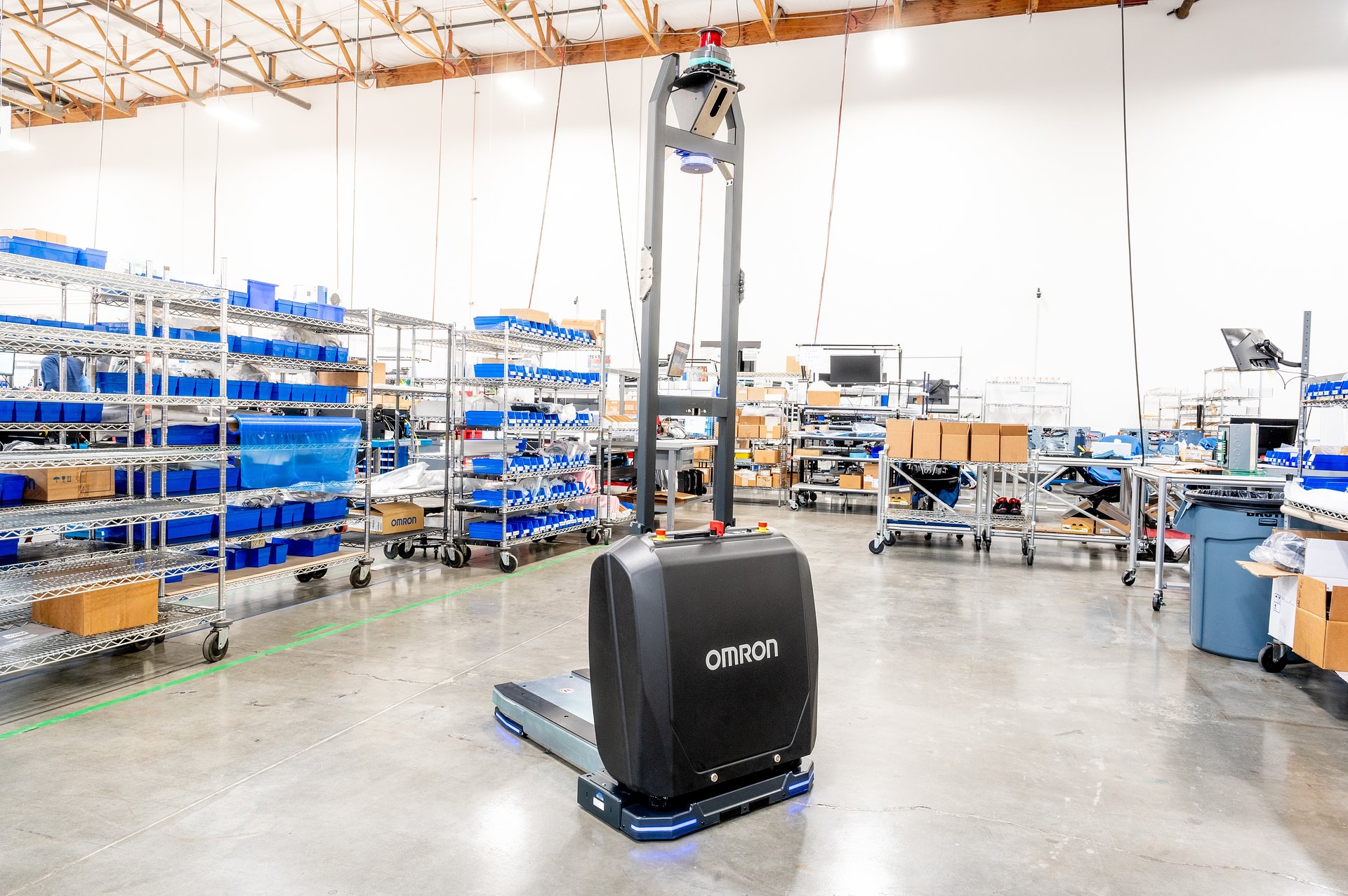 OMRON presenta OL-450S, una soluzione completa di robot mobili autonomi per la movimentazione dei materiali