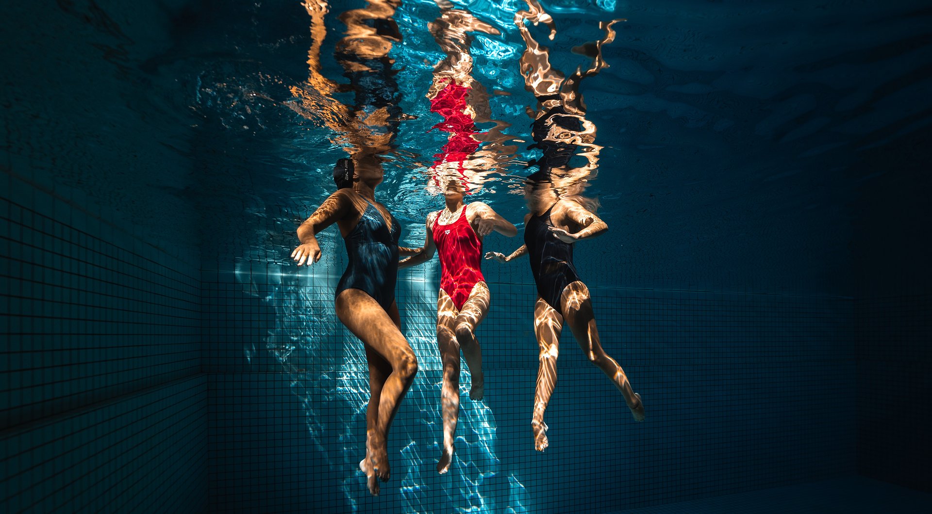arena presenta "Embrace the Feel of Water": la nuova campagna di collezione che celebra fiducia e comfort per le nuotatrici fitness