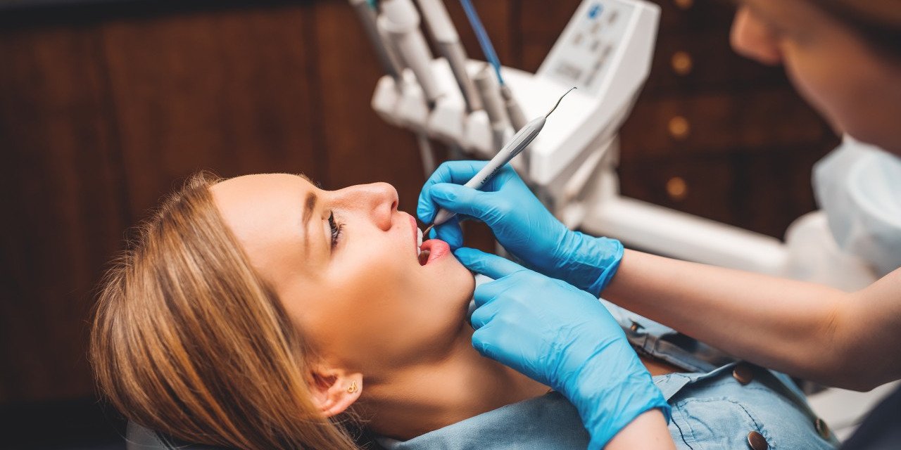 Nadliczbowe kilogramy? Uważaj na dziąsła!