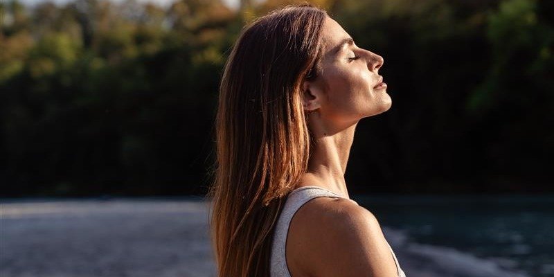 Wakacyjny glow zaczyna się w… jelitach! Jak mikroflora wpływa na skórę i włosy latem?