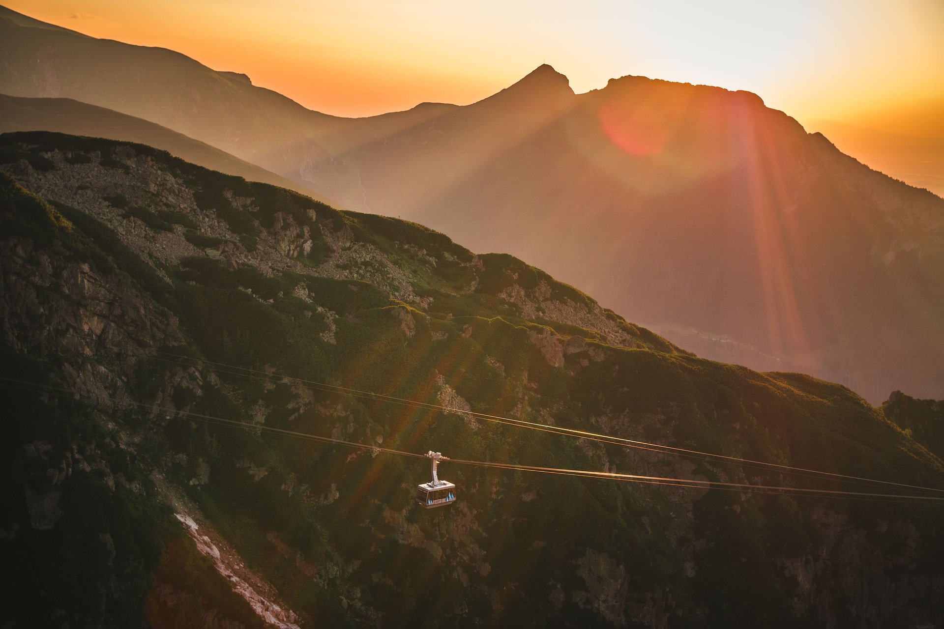 Odwiedź Tatry i weź udział w niezwykłym spektaklu natury! Na Kasprowym Wierchu czekają malownicze wschody i zachody słońca