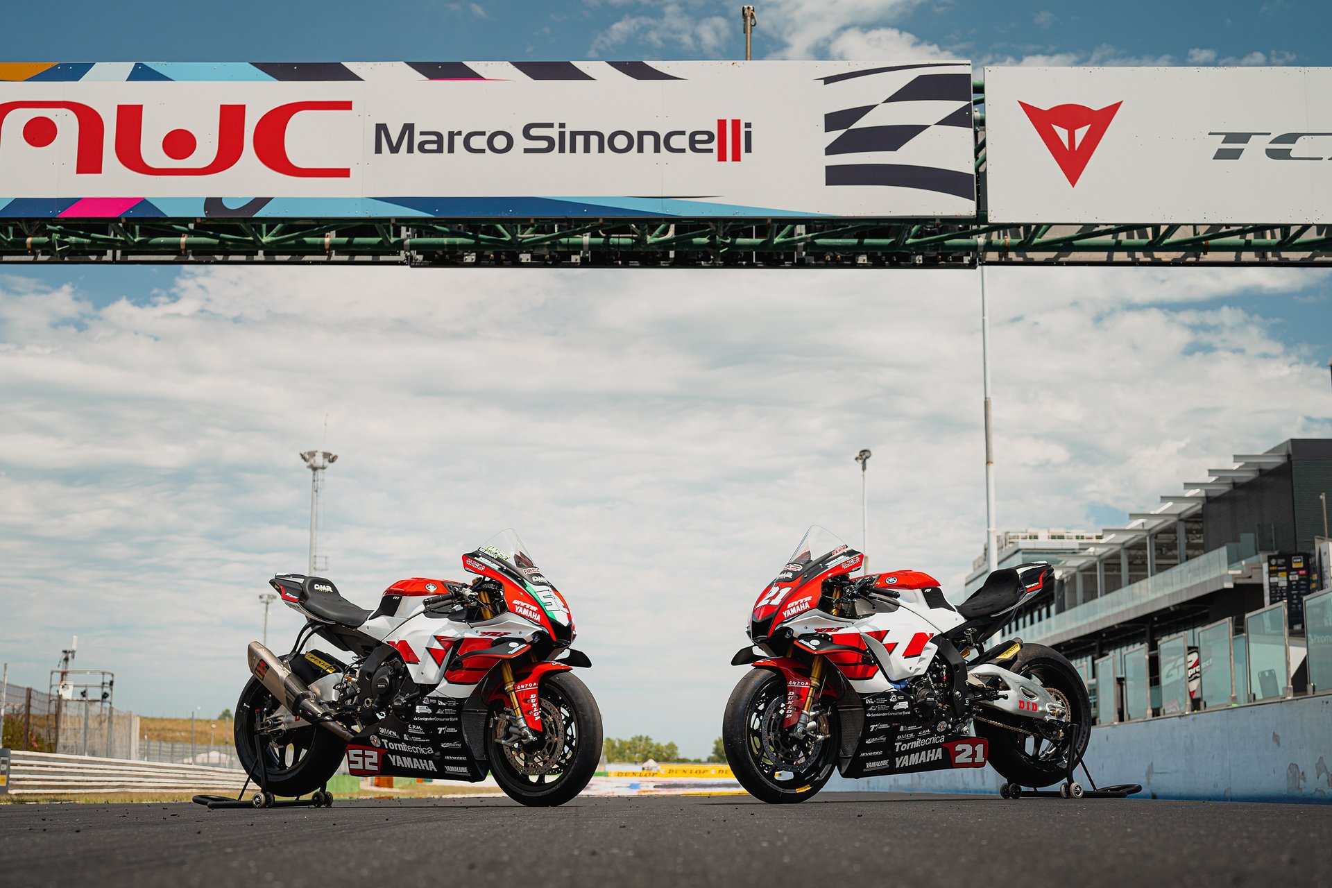 CIV RACING NIGHT DI MISANO: UNA LIVREA SPECIALE PER IL TEAM YAMAHA DMR RACING