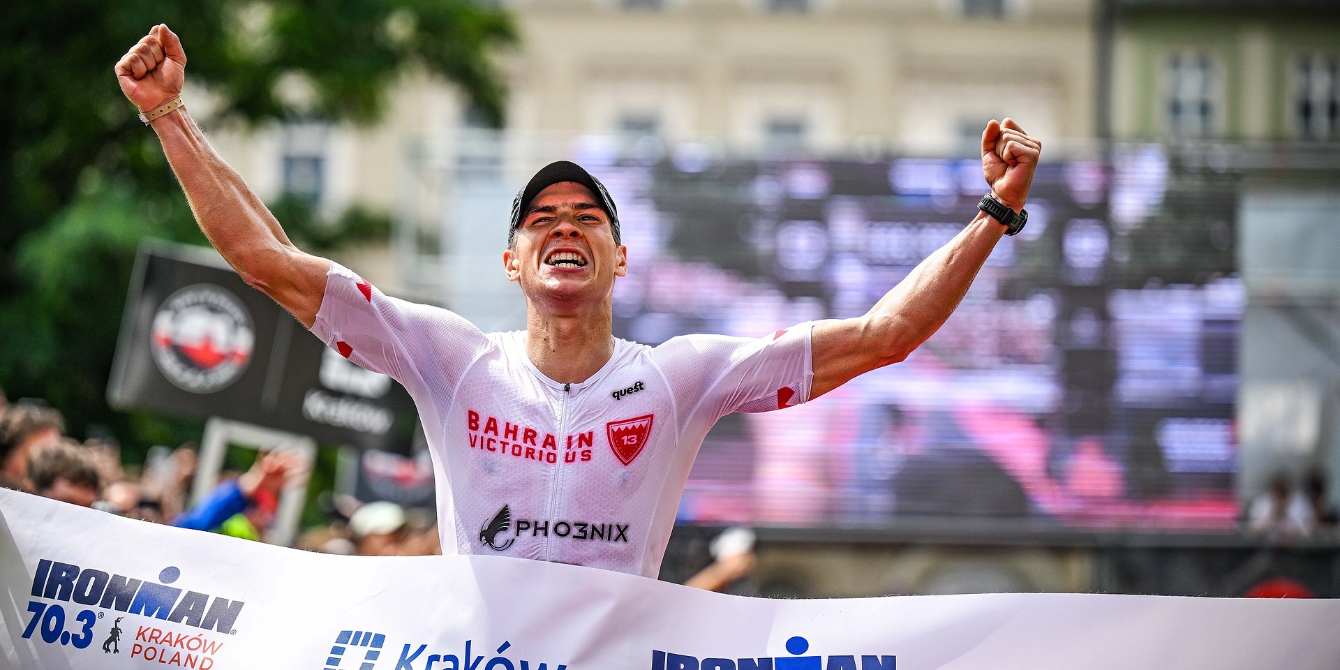 Kacper Stępniak wygrywa &nbsp; IRONMAN 70.3 Kraków i przechodzi do historii. Polski zawodnik pokonał trasę w 3 godziny 39 minut i 40 sekund.