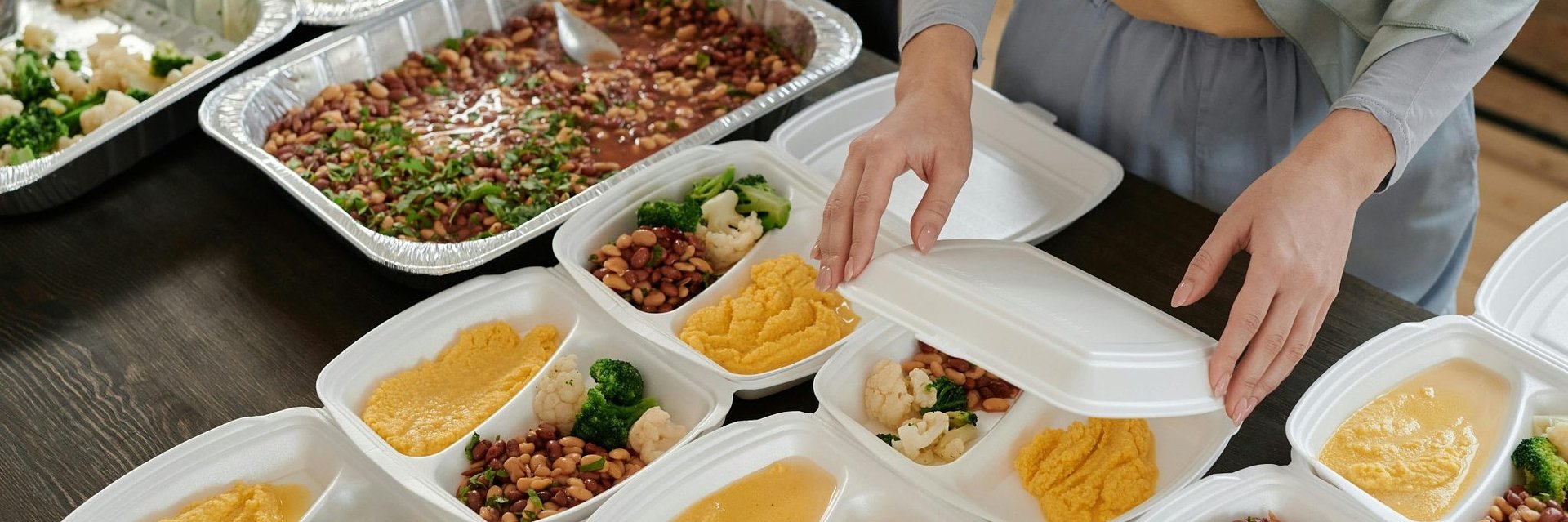 Czy kuchnia roślinna to przyszłość cateringu na dużą skalę? Nowy przewodnik ProVeg podpowiada, jak to zrobić dobrze – i taniej