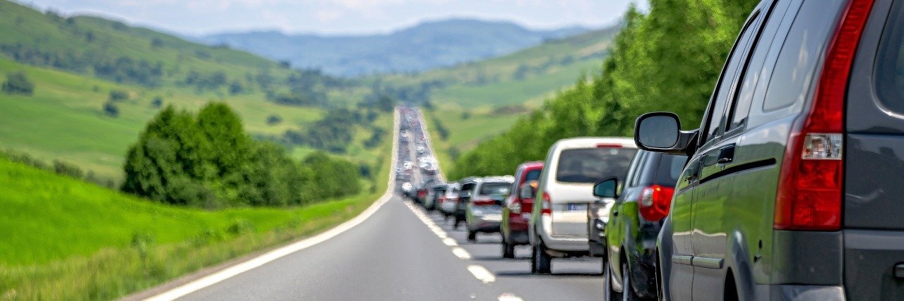 Godzina dłużej w aucie czy 70 zł w portfelu? Porównujemy trasy na długi weekend.