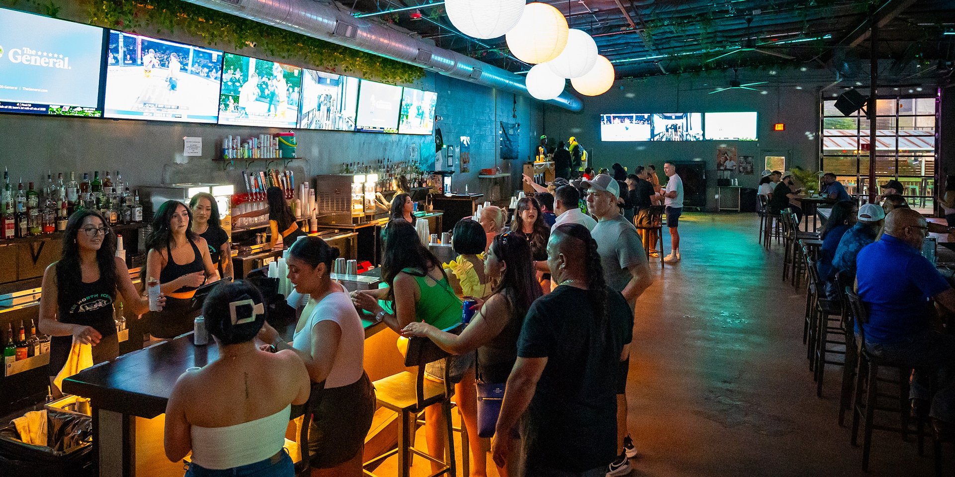 San Antonio Bars and Restaurants Bring Deals, Drinks and Big Screens This Football Season
