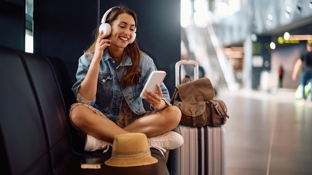 Wiesz, co spakować do walizki i wakacyjnej apteczki – a czego nie może zabraknąć w Twoim telefonie?
