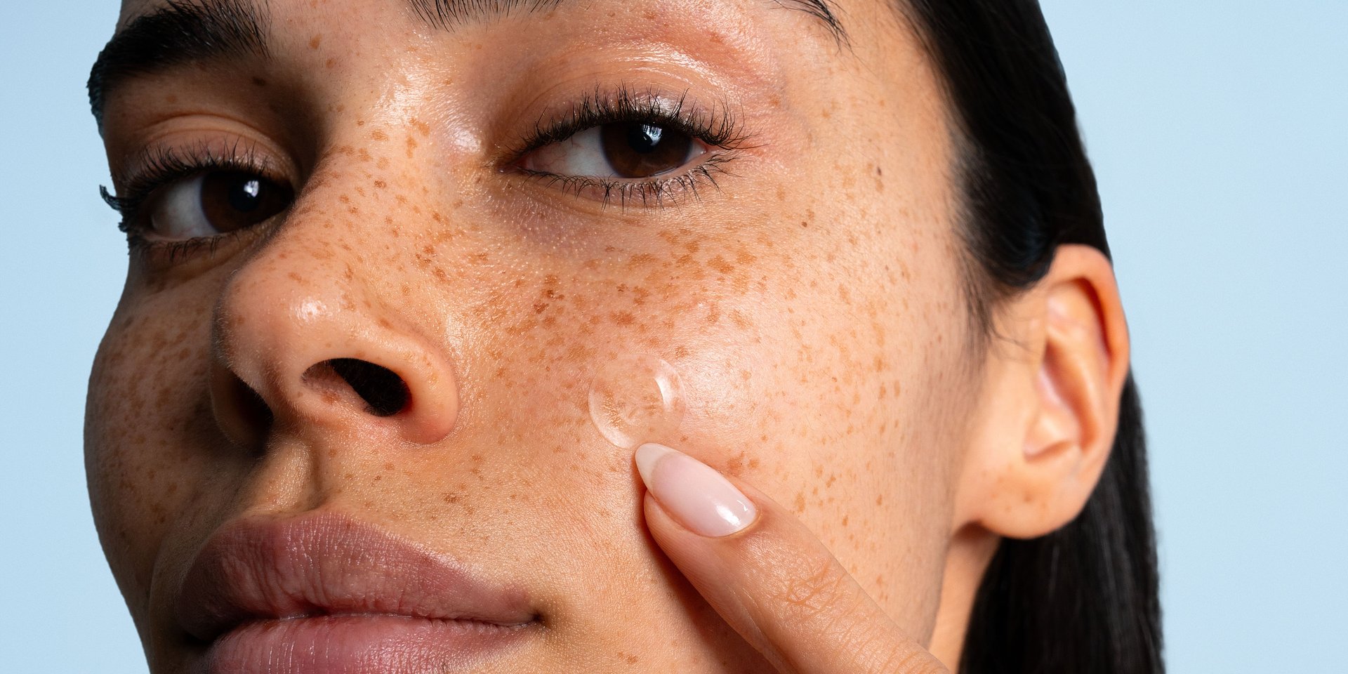 Wypryski? Pożegnaj się z nimi w 3h*. Nowe plasterki od La Roche-Posay to must-have w pielęgnacji przeciw niedoskonałościom!