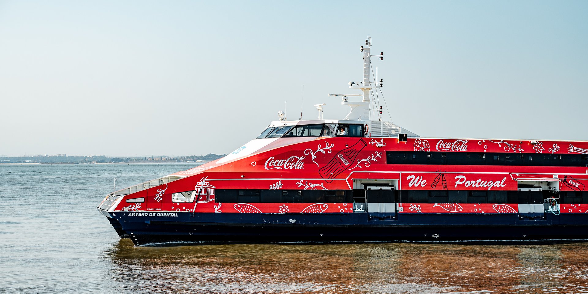 Quando o Tejo fala de amor: Coca-Cola atravessa o rio inspirada nos lenços dos namorados