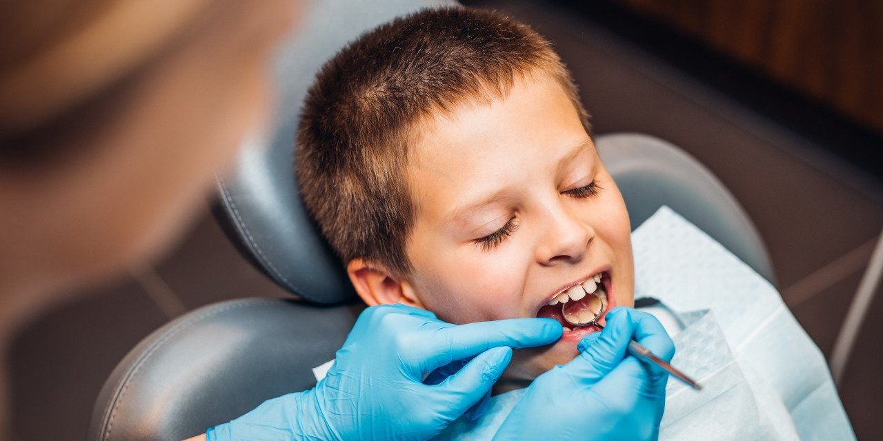 Wakacyjne pułapki na zęby twojego dziecka