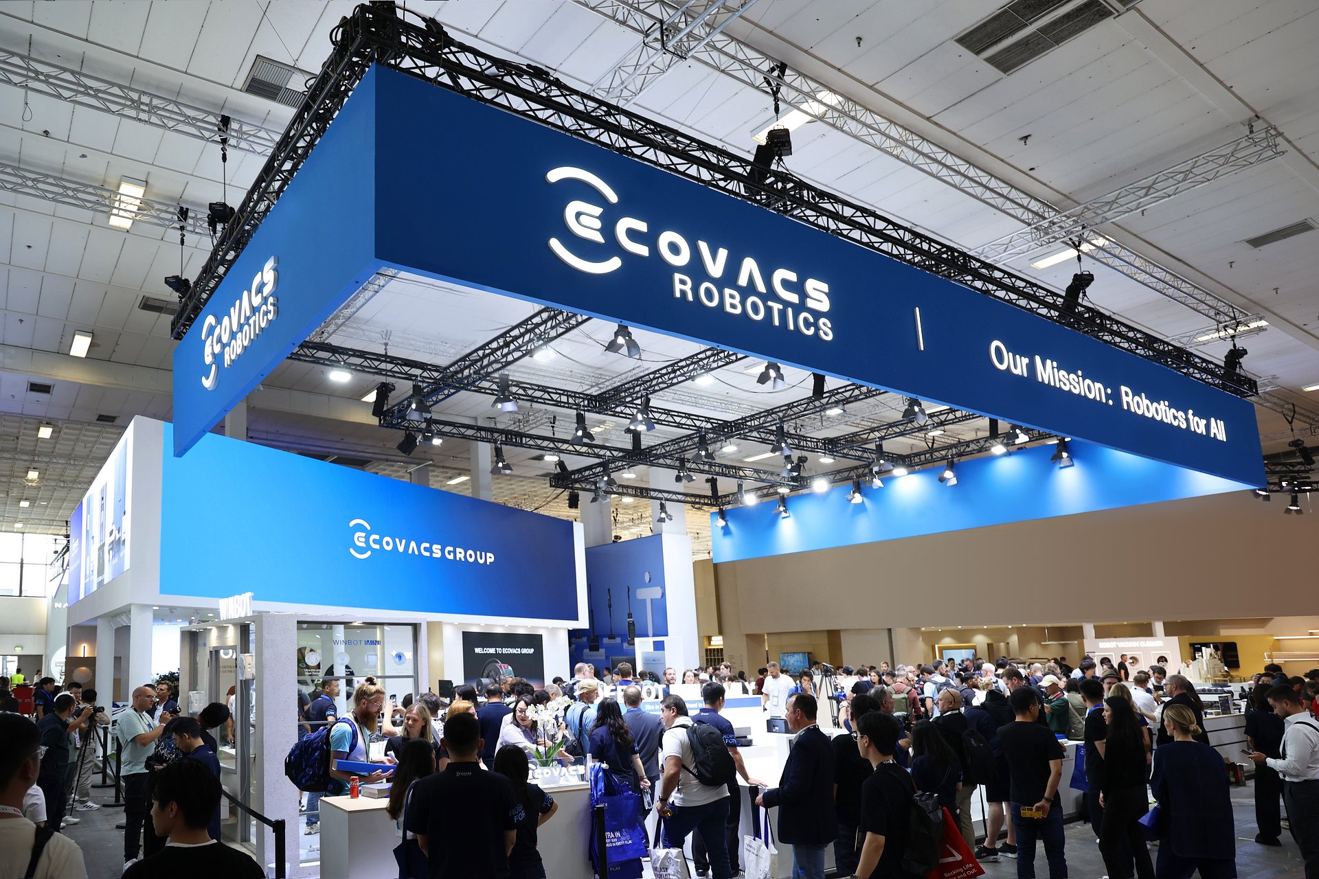 Una nuova era per lo smart living a IFA 2025: ECOVACS presenta DEEBOT X11 con tecnologia PowerBoost ed amplia la gamma di robot di servizio