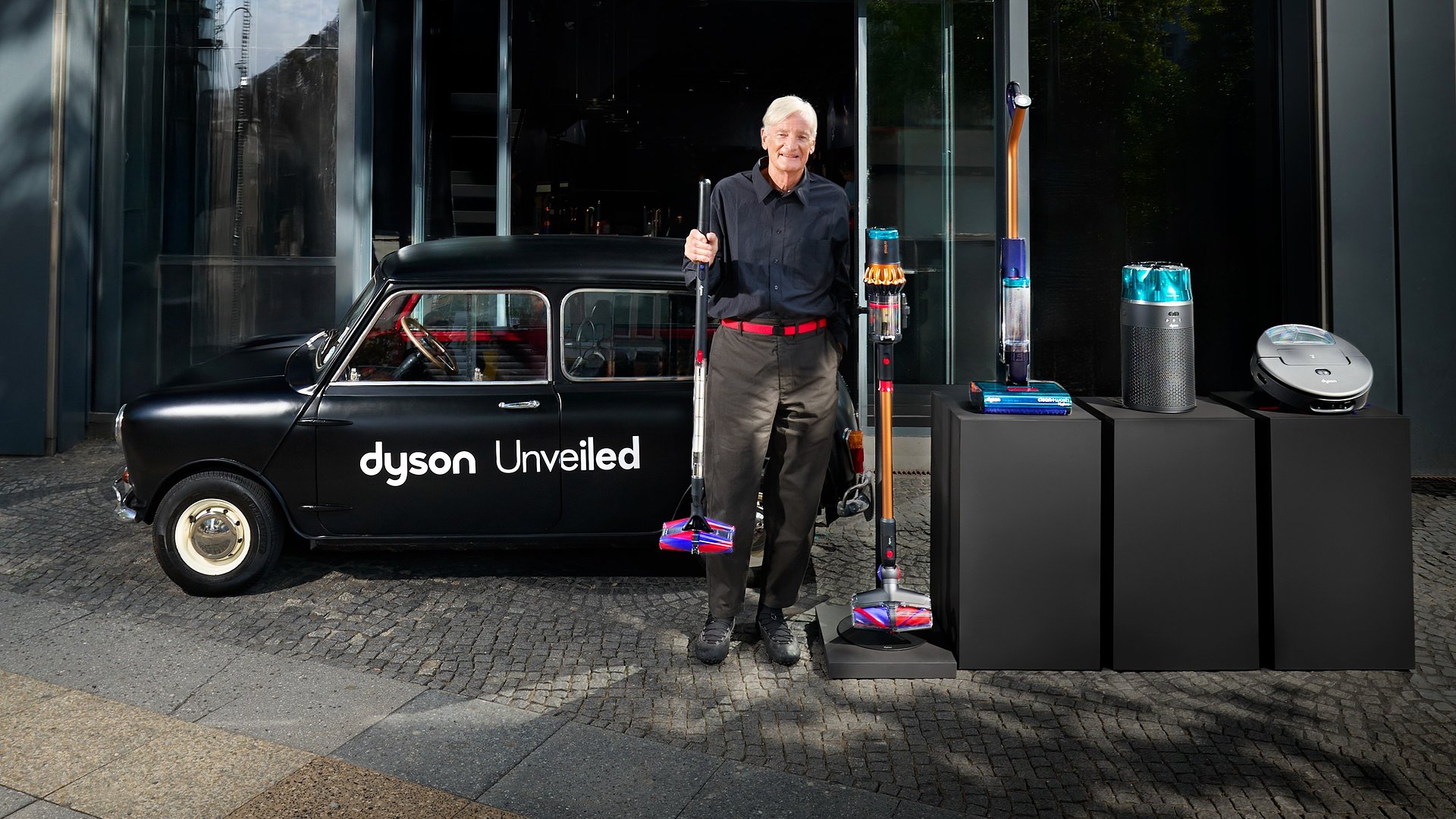 James Dyson prezentuje w Berlinie najnowsze produkty firmy Dyson, które rozwiązują problemy użytkowników.