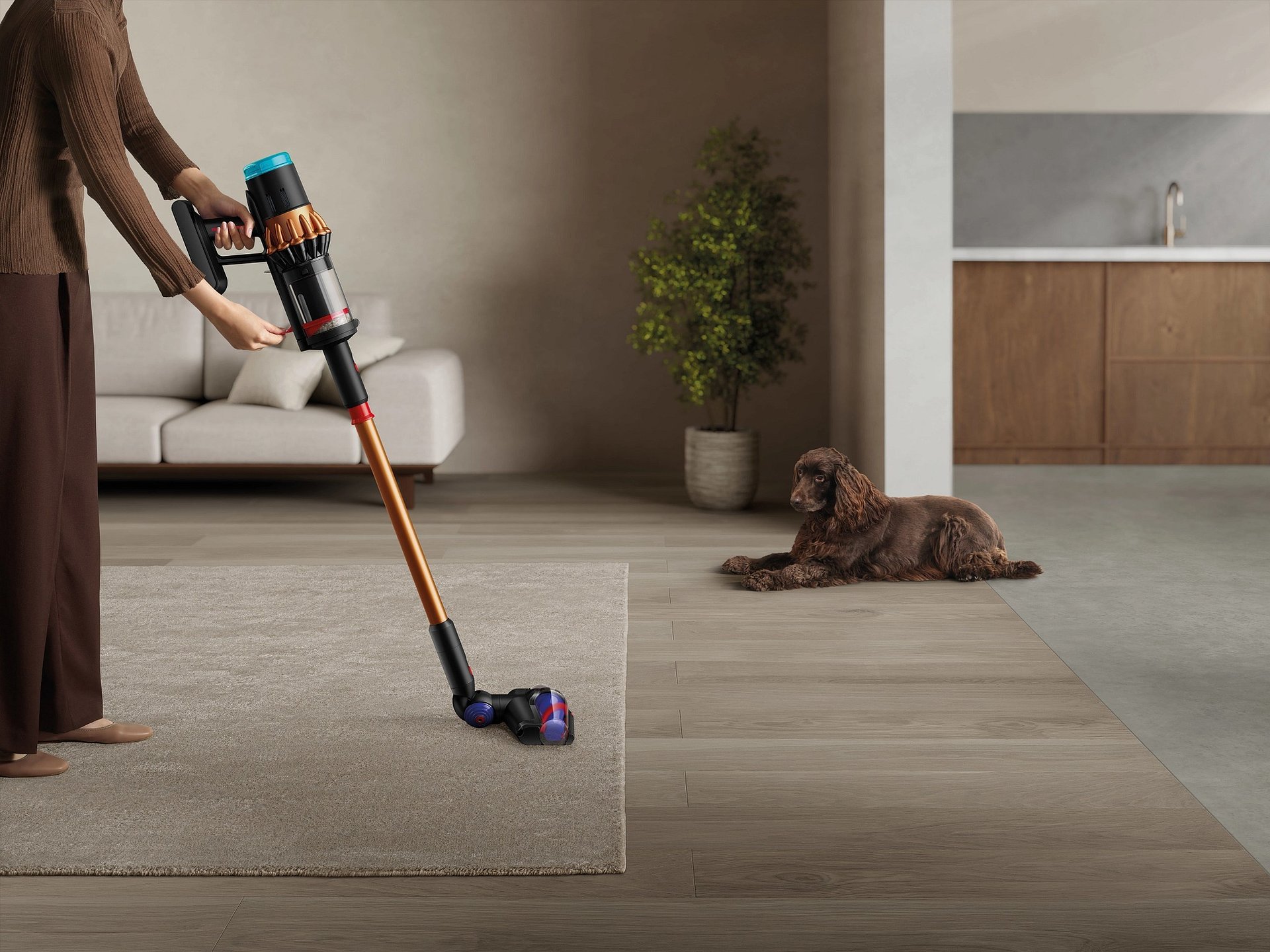 James Dyson prezentuje w Berlinie najnowsze produkty firmy Dyson, które rozwiązują problemy użytkowników.