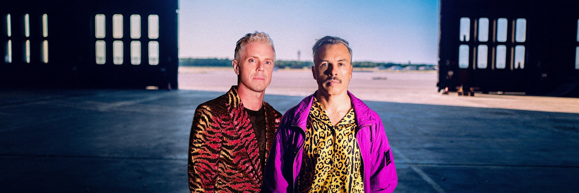 Purple Disco Machine a Jake Shears kombinují retro glamour s futuristickým nádechem