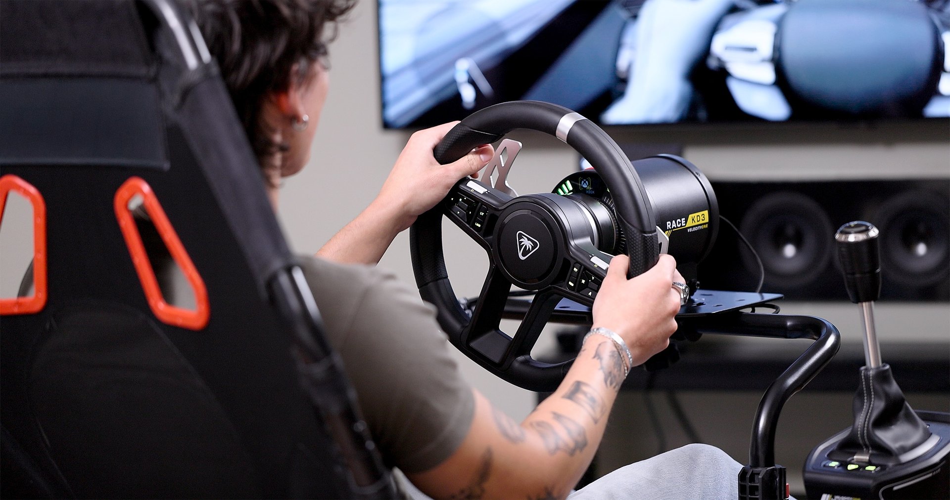 Pokierujesz na symulatorze, w formule, a nawet na własnej kanapie! Trzy nowe kierownice Turtle Beach do gier wyścigowych na Xbox i PC są już dostępne.