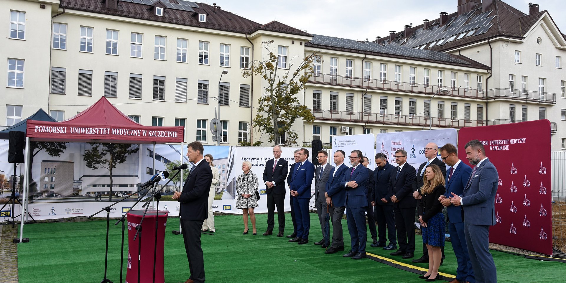 Wiecha na budynku kliniczno-dydaktyczno-badawczym PUM w Szczecinie