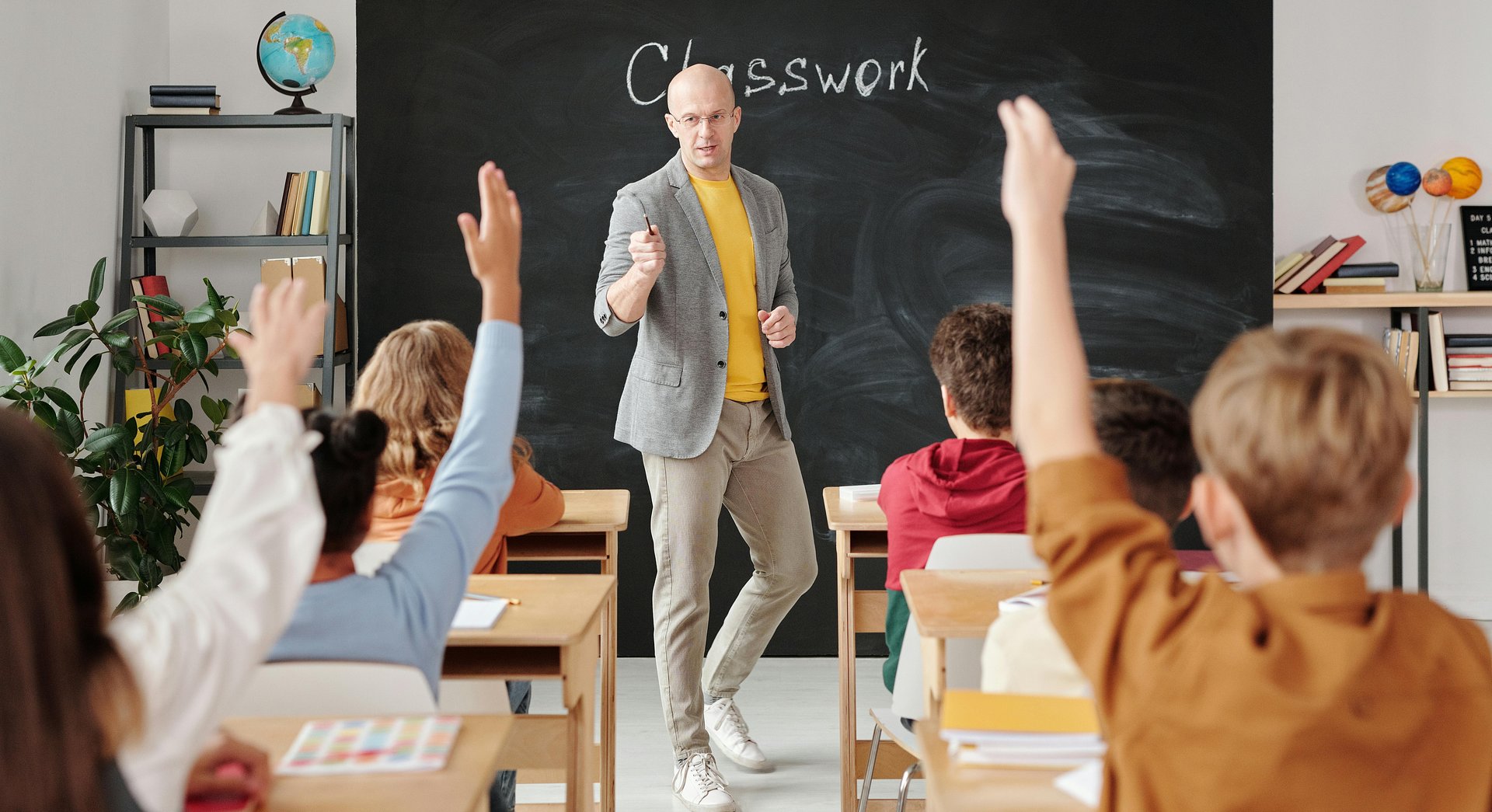 Polacy wstydzą się mówić po angielsku. Tylko 15 proc. pozytywnie ocenia swoje umiejętności. Winny system edukacji?