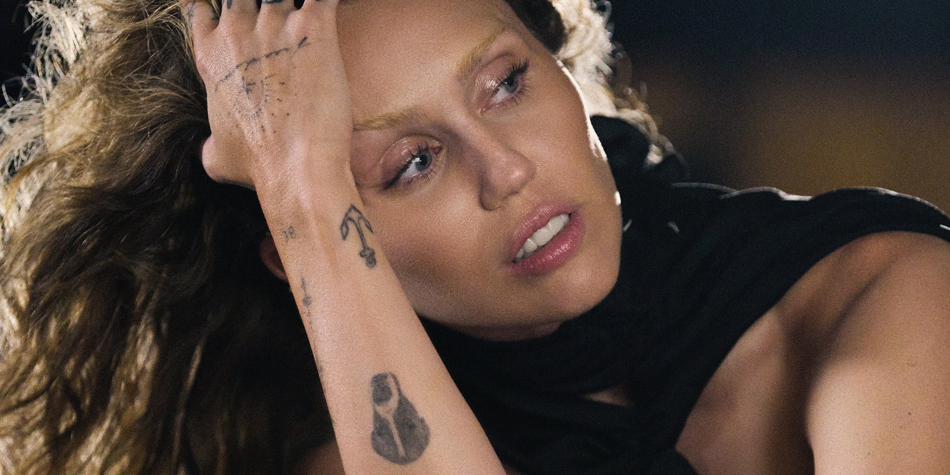 MILEY CYRUS WYDAJE ROZSZERZONĄ EDYCJĘ ALBUMU SOMETHING BEAUTIFUL (DELUXE) WRAZ Z NOWYM SINGIEL „SECRETS”