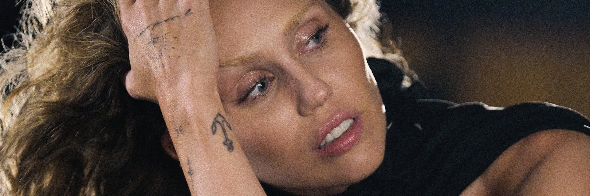 Miley Cyrus vydává rozšířenou edici alba Something Beautiful (Deluxe) spolu s novým singlem "Secrets"