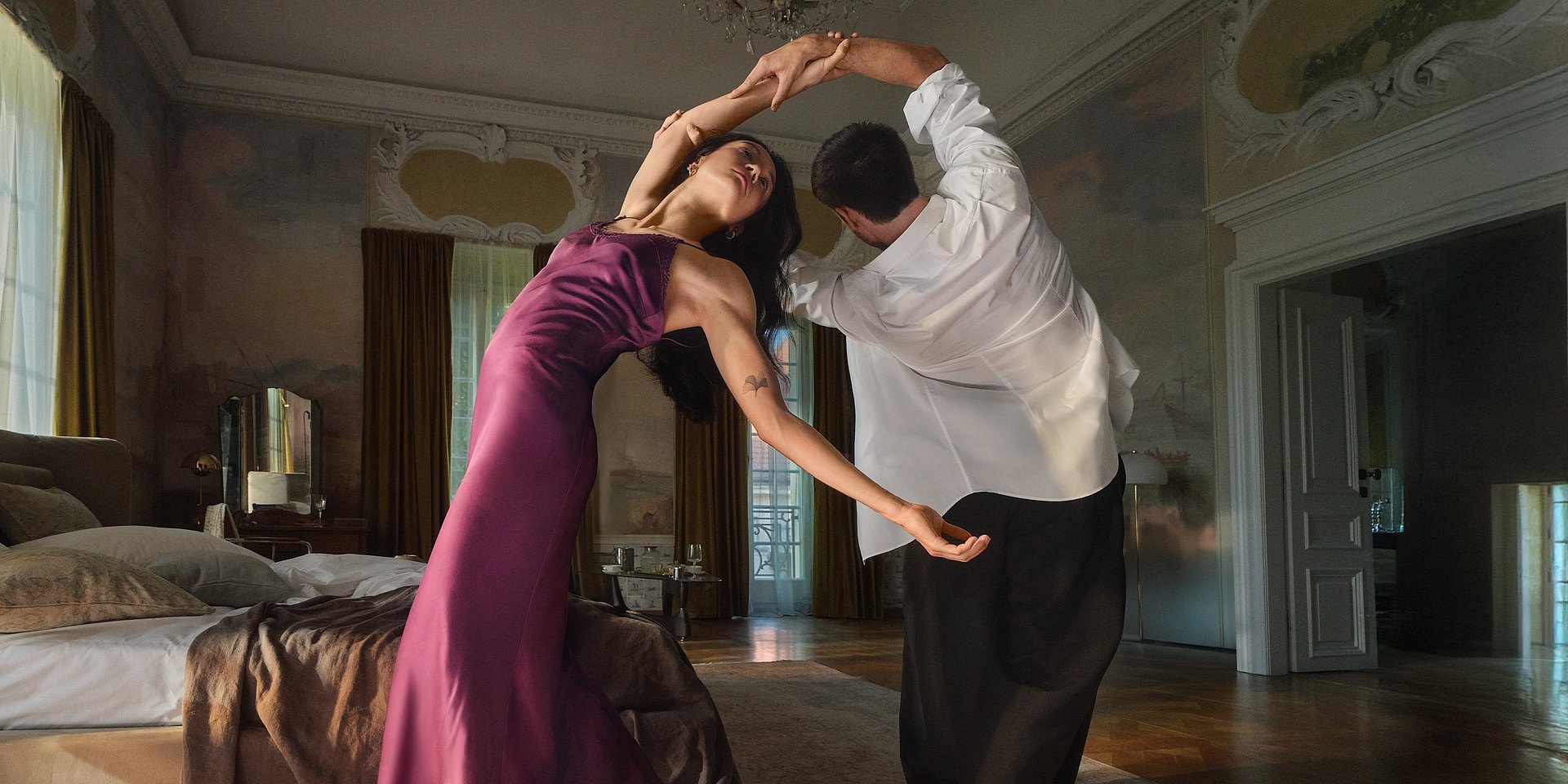 TANIEC RELACJI I PODWÓJNE ZNACZENIA: ANSWEAR.COM PREZENTUJE NOWĄ ODSŁONĘ KAMPANII "UBIERZ ŻYCIE W TO, CO CENNE" NA SEZON AW25