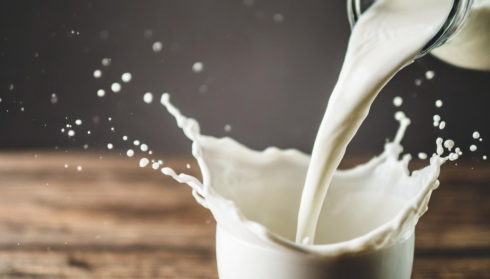 Tykająca bomba zapasów mleka zagraża cenom