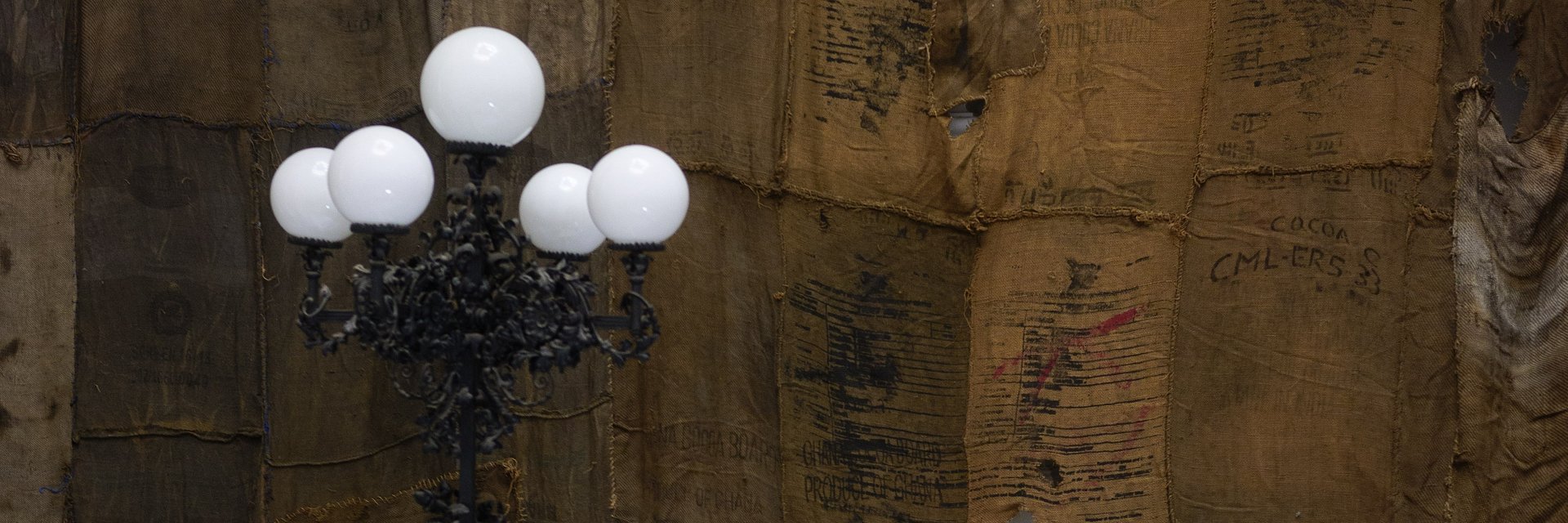 Omenaa Mensah nie boi się skali. Największe w historii Polski dzieło afrykańskiego artysty – licząca ponad 200 m² instalacja Ibrahima Mahamy – dzięki mecenatowi OmenaArt Foundation przekształca wnętrza Zachęty – Narodowej Galerii Sztuki – w przestrzeń refleksji nad historią i materią