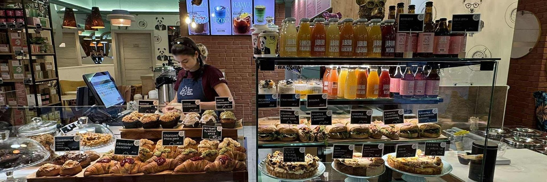 Łódź z drugą kawiarnią the White Bear Coffee