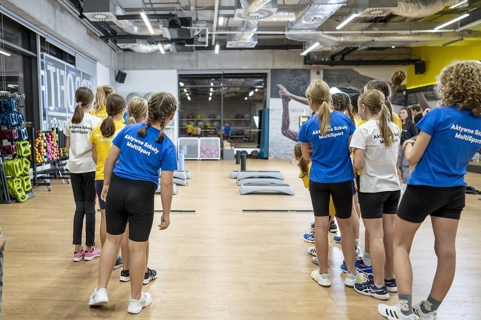 Spontaneous and varied physical activity from an early age, also as part of PE classes.