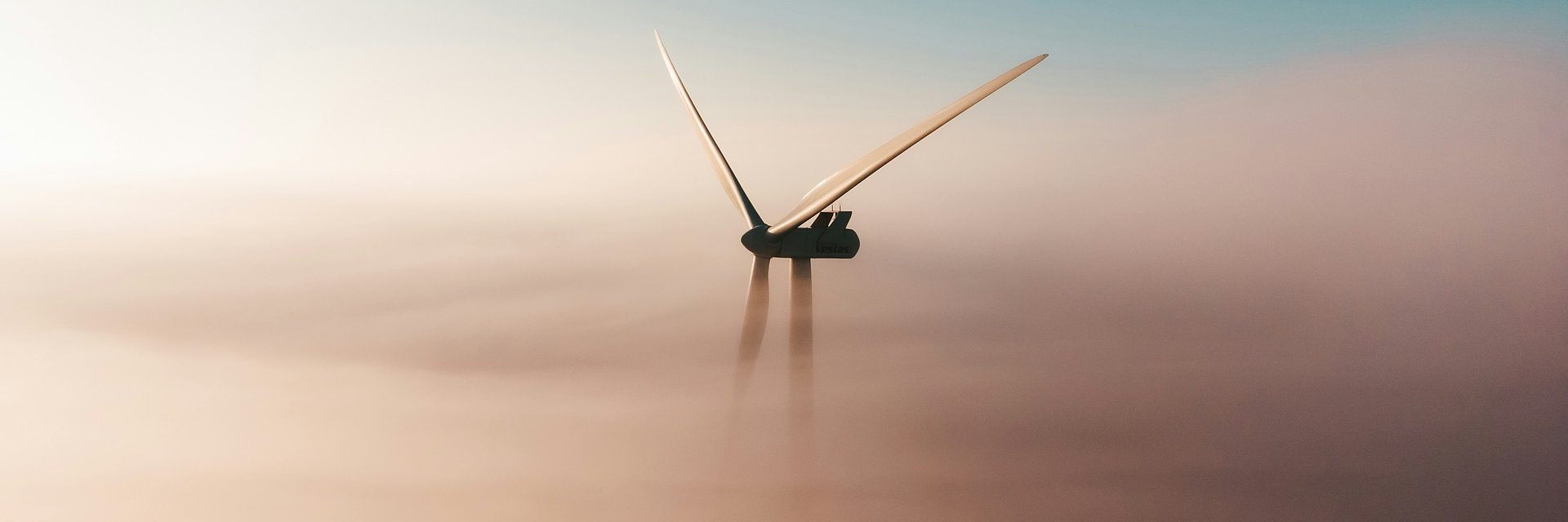 Synergia Słońca, Wiatru i Baterii: przewodnik po monetyzacji hybrydowych instalacji OZE + BESS