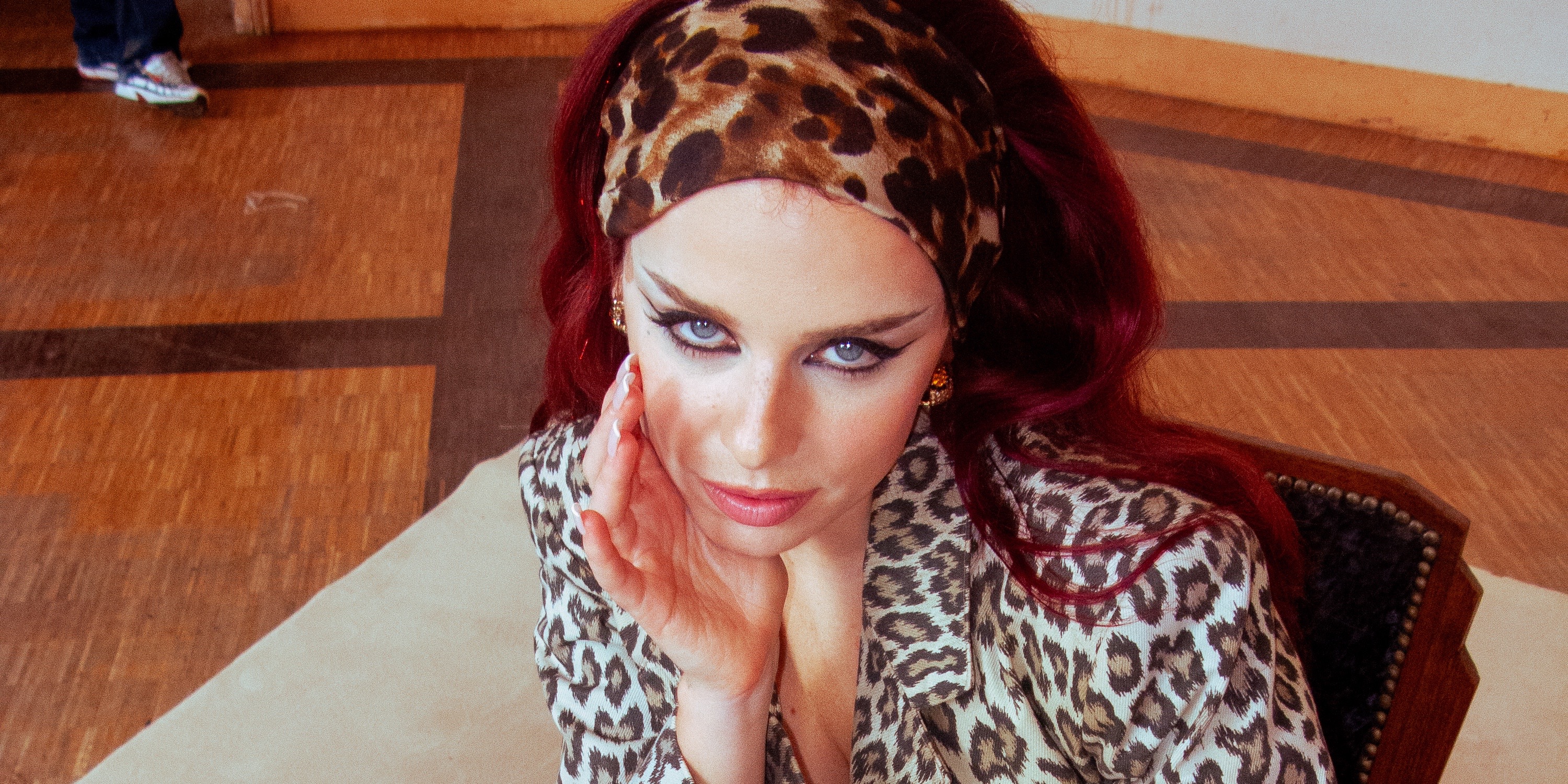 Rose Gray prezentuje edycję deluxe albumu „Louder, Please”. Wśród gości m.in. JADE, Melanie C i Shygirl