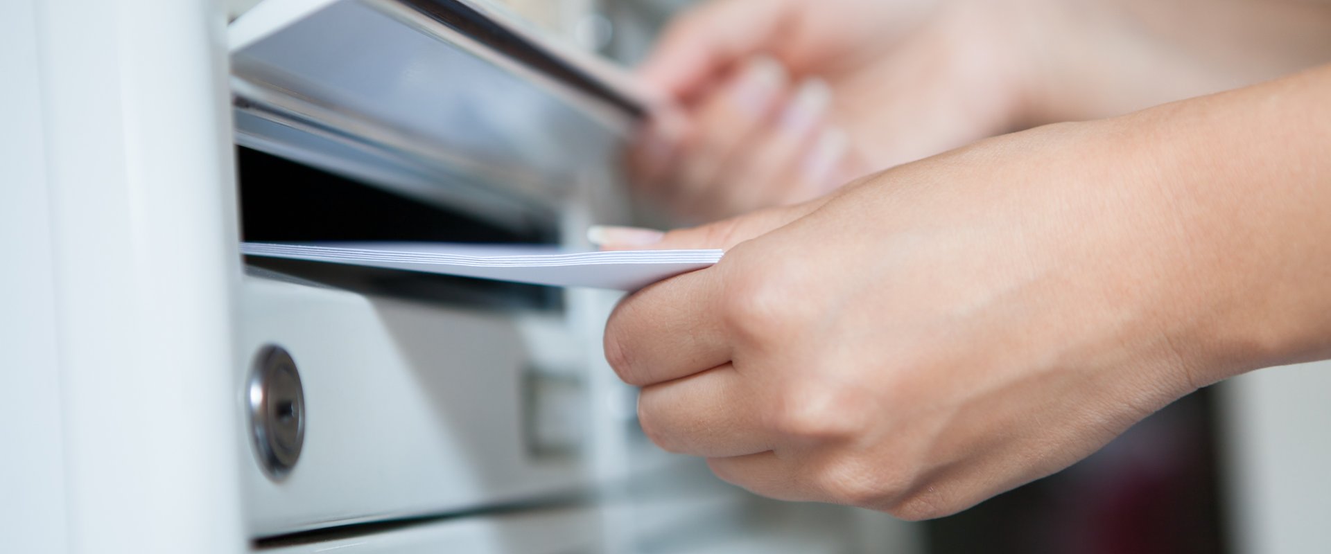 W tych segmentach rynku komunikacja na papierze to wciąż podstawa - operator pocztowy musi jednak spełnić konkretne wymagania