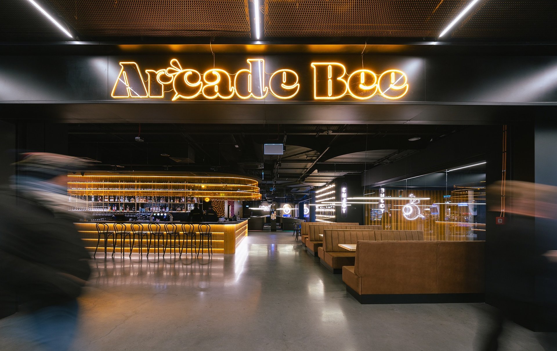 Hala Koszyki i Arcade Bee piszą nowy rozdział miejskiej rozrywki. Start autorskiej platformy doświadczeń i zabawy otwiera kolejny etap w ewolucji stołecznego food hallu.