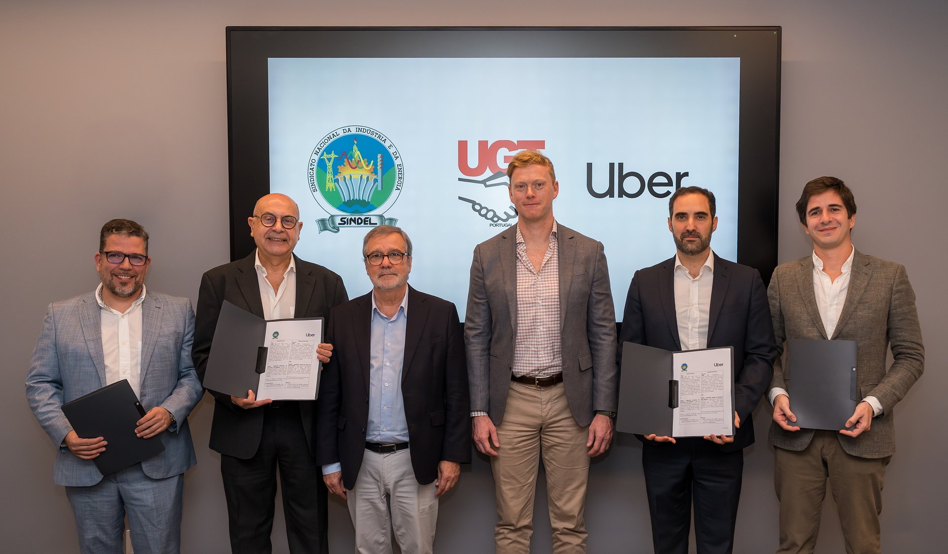 Uber e SINDEL assinam acordo histórico para o futuro do trabalho em plataformas digitais