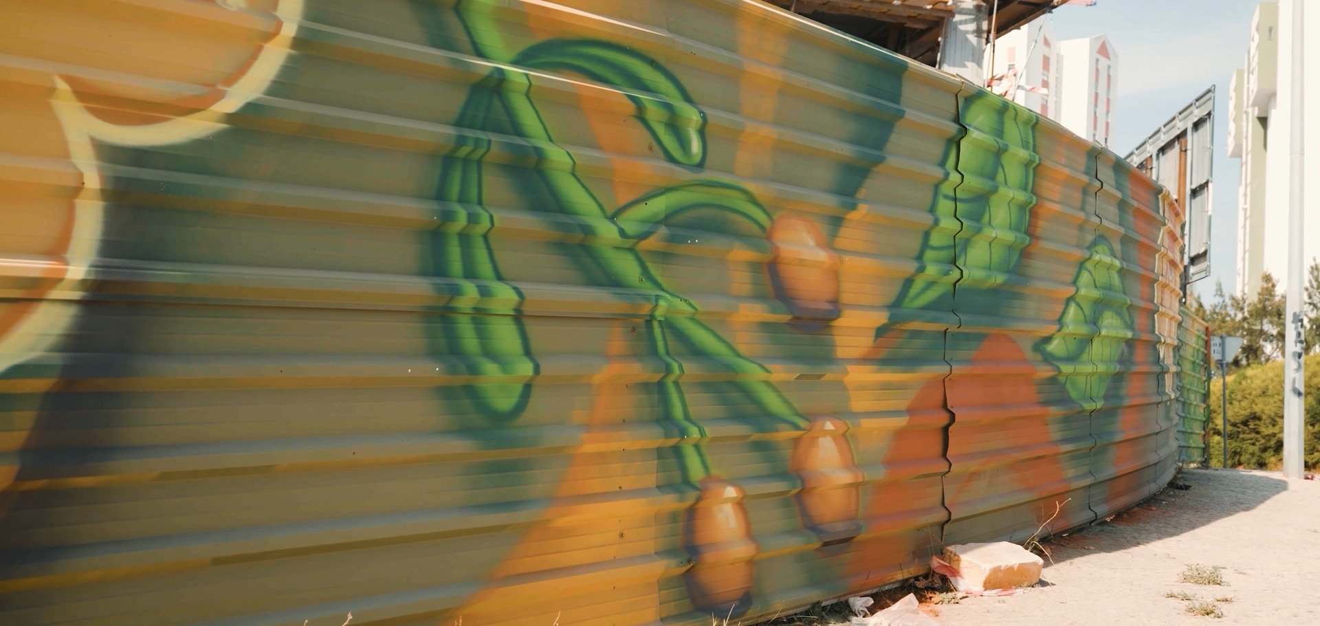 ARTE URBANA DÁ VIDA A MURAL DE 170 METROS NA CONSTRUÇÃO DO ÉLOU JARDINS